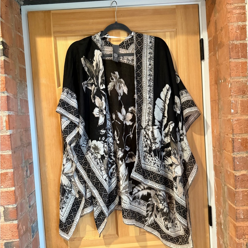 Vince Camuto Black and Gray Printed Kimono Cardigan